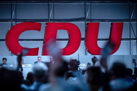 Delegierte halten beim Bundesparteitag der CDU ihre Stimmkarten hoch. Sie haben sogar eine Frauenquote beschlossen