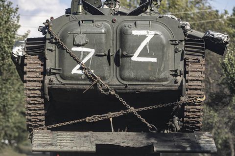 Ein russischer Panzer mit dem "Z"-Zeichen wird in Charkiw von der ukrainischen Armee abtransportiert (Archivbild)