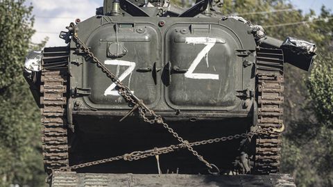 Ein russischer Panzer mit dem "Z"-Zeichen wird in Charkiw von der ukrainischen Armee abtransportiert (Archivbild)