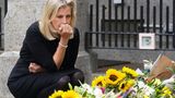 Prinz Edwards Frau Sophie nimmt sich viel Zeit, die Blumenspenden genauer zu inspizieren. 