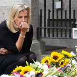 Prinz Edwards Frau Sophie nimmt sich viel Zeit, die Blumenspenden genauer zu inspizieren. 