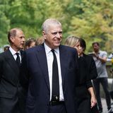 Auf dem Rückweg stiegen sie aus ihren Autos aus und begrüßten die vielen Bürger, die hinter der Absperrung warteten und ihr Beileid ausdrücken wollten. Auch der wegen seiner Verwicklungen in einen Missbrauchsskandal bei der Familie in Ungnade gefallene Prinz Andrew war mit dabei.