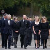 In der schweren Stunde halten sie zusammen: Mitglieder der königlichen Familie haben am Samstag einen Gottesdienst zum Gedenken an die Queen teilgenommen. Gemeinsame verließen die Royals Schloss Balmoral und liefen in die nahe gelegene Kirche Crathie Kirk. Dort war die Queen selbst jahrelang regelmäßiger Gast, wenn sie ihre Sommer auf Balmoral verbrachte. Drei der vier Kinder von Königin Elizabeth II. waren dabei: Prinzessin Anne, Prinz Andrew und Prinz Edward. Einzig der älteste Sohn, der neue König Charles, war bereits am Freitag nach London gereist, wo er am Vormittag offiziell zum König ernannt wurde. Dafür waren zahlreiche Enkel mit in Balmoral, darunter Peter Phillips und Zara Tindall, die Kinder von Anne, sowie die beiden Töchter von Andrew, die Prinzessinnen Beatrice und Eugenie.