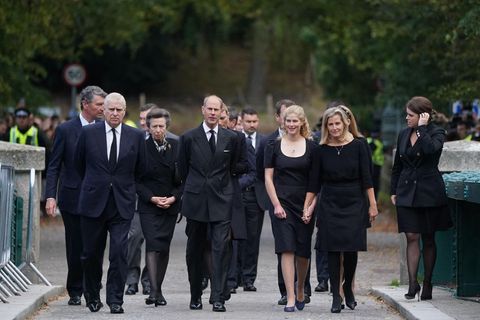 In der schweren Stunde halten sie zusammen: Mitglieder der königlichen Familie haben am Samstag einen Gottesdienst zum Gedenken an die Queen teilgenommen. Gemeinsame verließen die Royals Schloss Balmoral und liefen in die nahe gelegene Kirche Crathie Kirk. Dort war die Queen selbst jahrelang regelmäßiger Gast, wenn sie ihre Sommer auf Balmoral verbrachte. Drei der vier Kinder von Königin Elizabeth II. waren dabei: Prinzessin Anne, Prinz Andrew und Prinz Edward. Einzig der älteste Sohn, der neue König Charles, war bereits am Freitag nach London gereist, wo er am Vormittag offiziell zum König ernannt wurde. Dafür waren zahlreiche Enkel mit in Balmoral, darunter Peter Phillips und Zara Tindall, die Kinder von Anne, sowie die beiden Töchter von Andrew, die Prinzessinnen Beatrice und Eugenie.