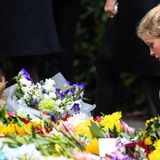 Auch Lady Louise Windsor kniet sich nieder, um die vielen Blumenspenden genauer zu inspizieren. Die älteste Tochter von Prinz Edward wird nicht weit von Balmoral studieren. Sie wurde an der renommierten St. Andrews Universität genommen. Dort hatten sich Prinz William und seine Ehefrau Kate kennengelernt.