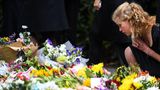 Auch Lady Louise Windsor kniet sich nieder, um die vielen Blumenspenden genauer zu inspizieren. Die älteste Tochter von Prinz Edward wird nicht weit von Balmoral studieren. Sie wurde an der renommierten St. Andrews Universität genommen. Dort hatten sich Prinz William und seine Ehefrau Kate kennengelernt.