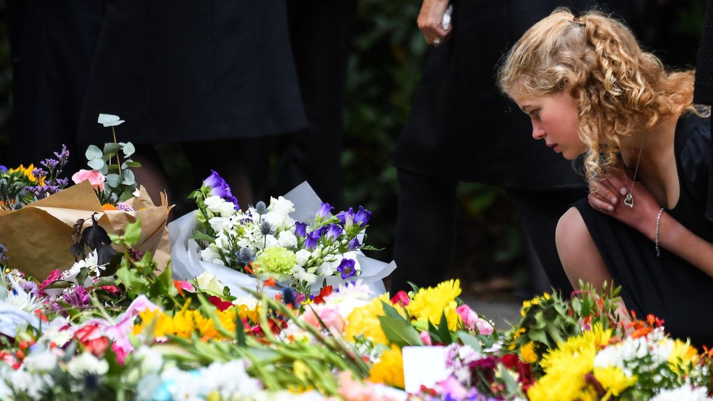 Nach dem Tod der Queen: Auch Lady Louise Windsor kniet sich nieder, um die vielen Blumenspenden genauer zu inspizieren. Die älteste Tochter von Prinz Edward wird nicht weit von Balmoral studieren. Sie wurde an der renommierten St. Andrews Universität genommen. Dort hatten sich Prinz William und seine Ehefrau Kate kennengelernt. Auch Lady Louise Windsor kniet sich nieder, um die vielen Blumenspenden genauer zu inspizieren. Die älteste Tochter von Prinz Edward wird nicht weit von Balmoral studieren. Sie wurde an der renommierten St. Andrews Universität genommen. Dort hatten sich Prinz William und seine Ehefrau Kate kennengelernt.
