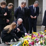 Die Familienmitglieder besichtigten die vor dem Schloss niedergelegten Blumenspenden - sichtlich bewegt von der großen Anteilnahme.
