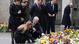 Die Familienmitglieder besichtigten die vor dem Schloss niedergelegten Blumenspenden - sichtlich bewegt von der großen Anteilnahme.