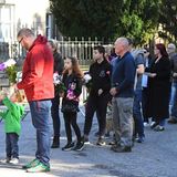Vor dem am Fluss Dee in Aberdeenshire gelegenen Schloss hatten sich unzählige Briten versammelt. Sie wollten Blumen, Teddybären und andere Dinge vor dem Ort niederlegen, an dem ihre Königin verstorben ist.