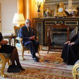 Der frisch gekrönte King Charles III. weilte derweil einige hundert Kilometer südlich in seinem neuen Wohnsitz, dem Buckingham Palast. Zusammen mit seiner Frau, Queen Consort Camilla, empfing der neue König den Erzbischof von Canterbury, Justin Welby. Die Stimmung war gelöst und heiter.  Ebenfalls in London weilten der neue Thronfolger Prinz William, sowie sein Bruder Prinz Harry. Beide waren bereits am Freitag in die britische Hauptstadt zurückgekehrt.