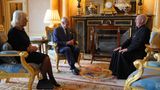 Der frisch gekrönte King Charles III. weilte derweil einige hundert Kilometer südlich in seinem neuen Wohnsitz, dem Buckingham Palast. Zusammen mit seiner Frau, Queen Consort Camilla, empfing der neue König den Erzbischof von Canterbury, Justin Welby. Die Stimmung war gelöst und heiter.  Ebenfalls in London weilten der neue Thronfolger Prinz William, sowie sein Bruder Prinz Harry. Beide waren bereits am Freitag in die britische Hauptstadt zurückgekehrt.