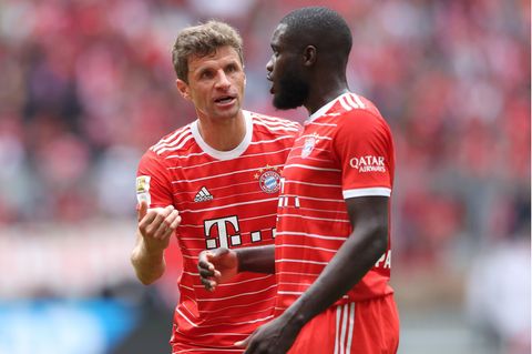 "Sauer auf uns selbst": Thomas Müller redet eindringlich auf Dayot Upamecano ein