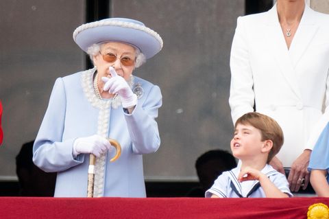 Prinz Louis mit der Queen
