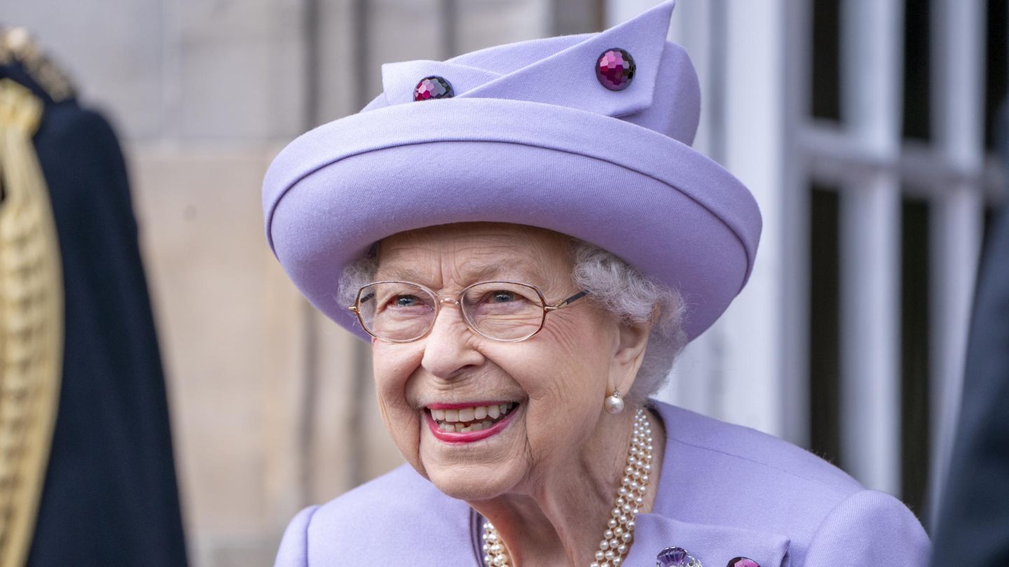 Queen Elizabeth in einem fliederfarbenen Kleid