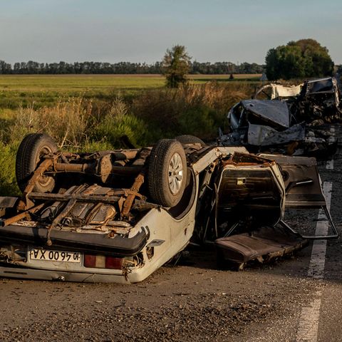 Zerstörte Autos am Straßenrand