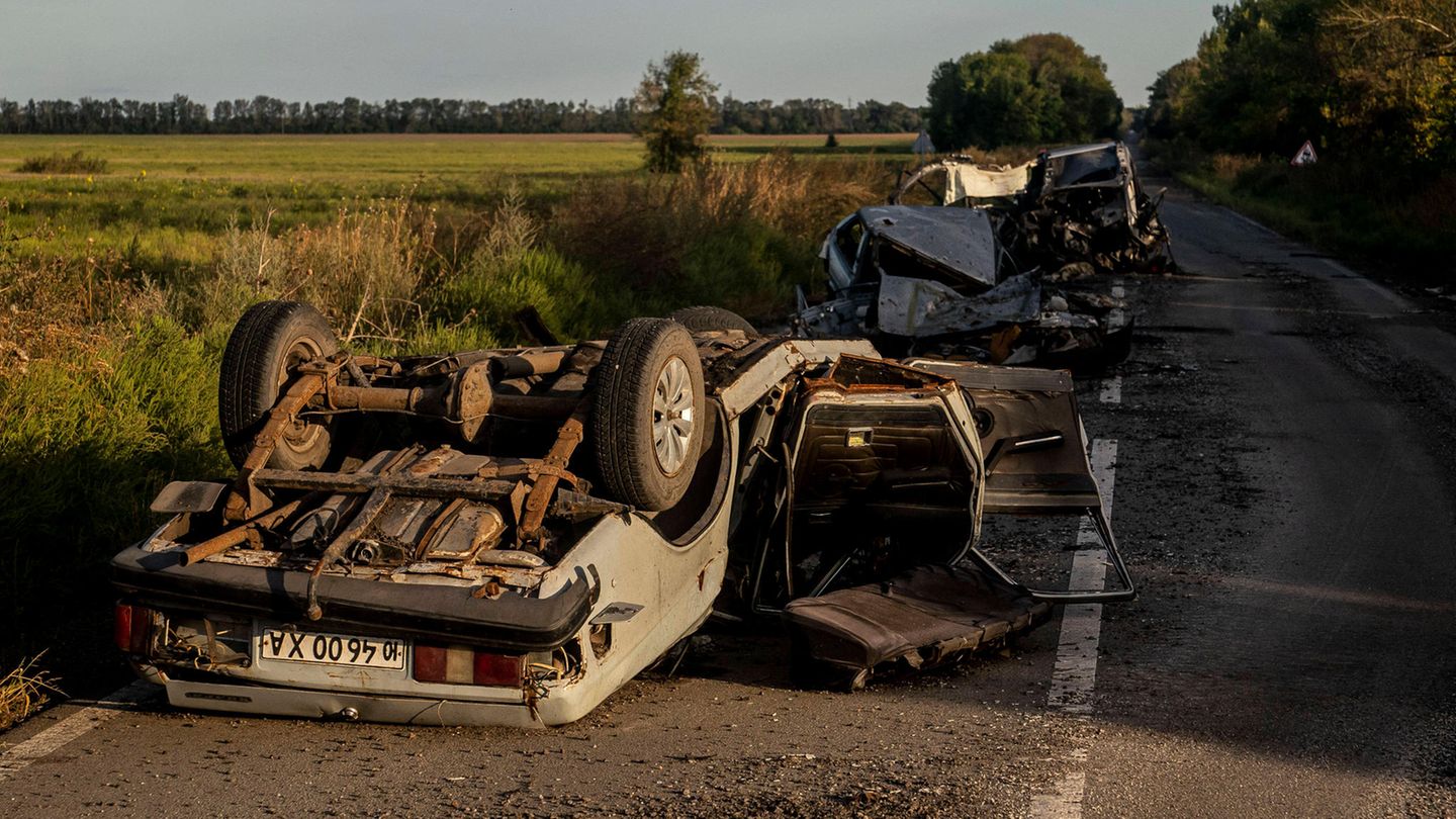 Zerstörte Autos am Straßenrand