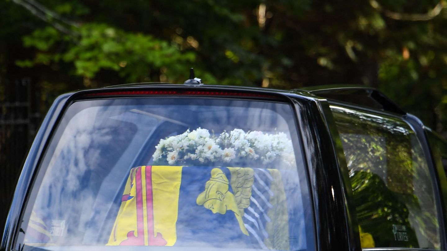 Der Sarg ist eingehüllt mit der schottischen königlichen Standarte. Darauf liegt ein Kranz aus Dahlien, Flammenblumen, Heidekraut, Duftwicken, Strandflieder und Kiefer, die allesamt aus den Gärten des schottischen Anwesens stammen.