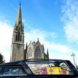 Sogar die schottische Premierministerin Nicola Sturgeon, als Befürworterin eines Austritts ihres Landes aus dem Vereinigten Königreich nicht unbedingt als Royalistin bekannt, meldet sich zu Wort. "Ein trauriger und ergreifender Moment, als Ihre Majestät, die Queen, ihr geliebtes Balmoral zum letzten Mal verlässt", schreibt die Regierungschefin auf Twitter. "Auf ihrer Reise nach Edinburgh wird Schottland heute einer außergewöhnlichen Frau Tribut zollen."