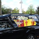 Auch die Repräsentanten der Region haben sich zu Ehren der Queen eingefunden. Insgesamt soll die 280 Kilometer lange Reise nach Schloss Holyroodhouse in Edinburgh sechs Stunden dauern. Die Route wird auch durch die an der Ostküste Schottlands gelegenen Großstädte Aberdeen und Dundee führen.