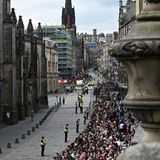 Ziel der rund sechsstündigen Reise ist die schottische Hauptstadt Edinburgh. Dort warten Tausende Menschen bereits seit der Mittagszeit auf die Ankunft ihrer Königin.