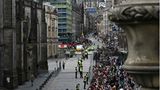 Ziel der rund sechsstündigen Reise ist die schottische Hauptstadt Edinburgh. Dort warten Tausende Menschen bereits seit der Mittagszeit auf die Ankunft ihrer Königin.