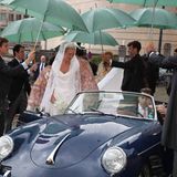 Nach der Trauung fährt das frisch vermählte Paar gemeinsam im Auto