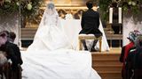 Prinzessin Maria Laura von Belgien sitzt mit ihrer langen Schleppe mit William Isvy vor dem Altar