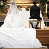 Prinzessin Maria Laura von Belgien sitzt mit ihrer langen Schleppe mit William Isvy vor dem Altar