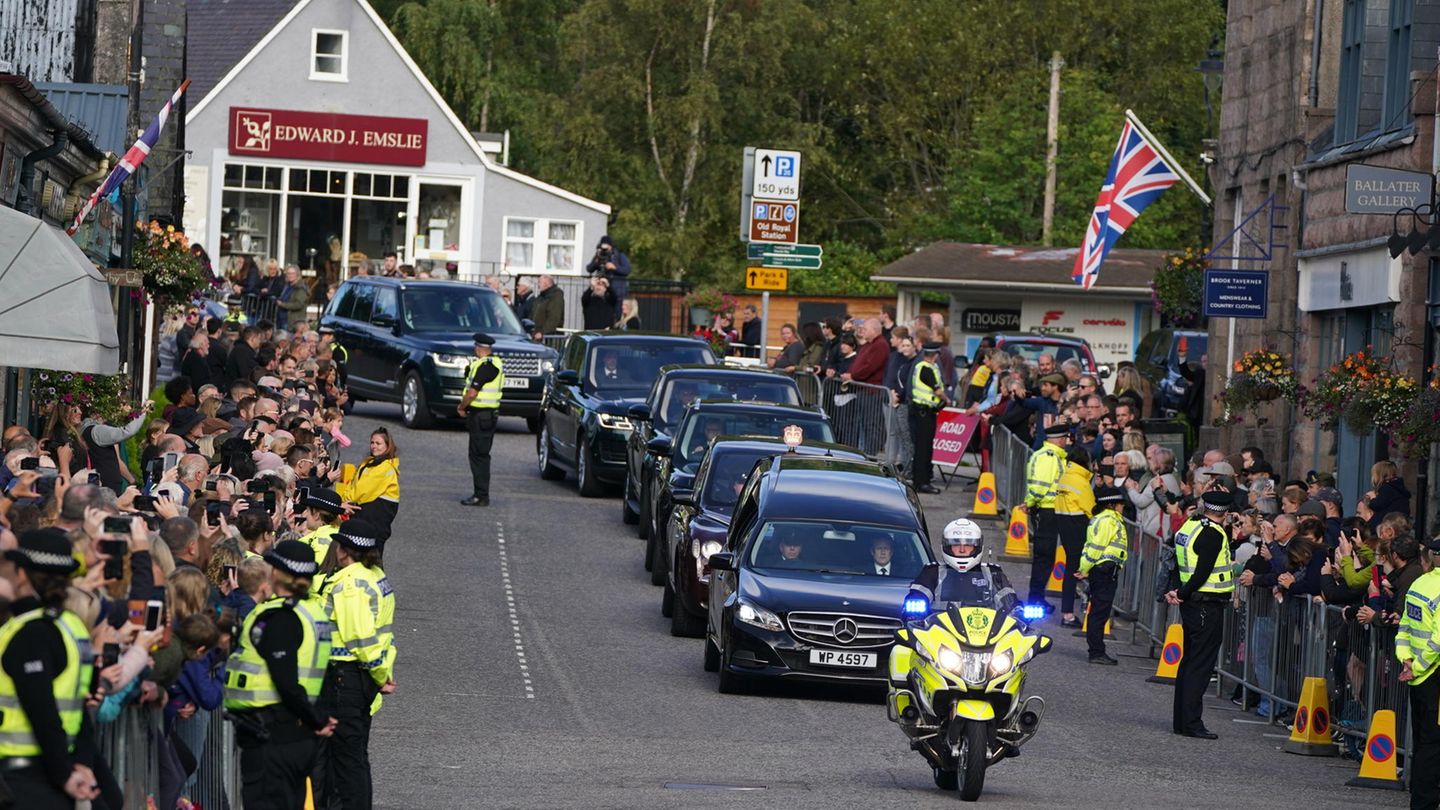 Zuerst geht es durch das knapp 13 Kilometer von Balmoral entfernt liegende Dorf Ballater. Zahlreiche Bewohner stehen am Straßenrand, um ihrer Queen ein letztes Mal Lebewohl zu sagen.
