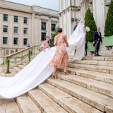 Prinzessin Maria Laura von Belgien wird am Arm ihres Vaters zur Kathedrale geführt