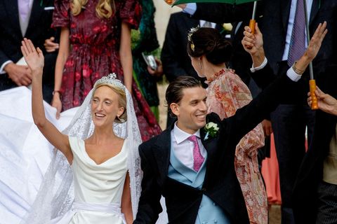 Prinzessin Maria Laura von Belgien und ihr Mann William Isvy winken ihren Hochzeitsgästen