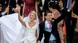 Prinzessin Maria Laura von Belgien und ihr Mann William Isvy winken ihren Hochzeitsgästen