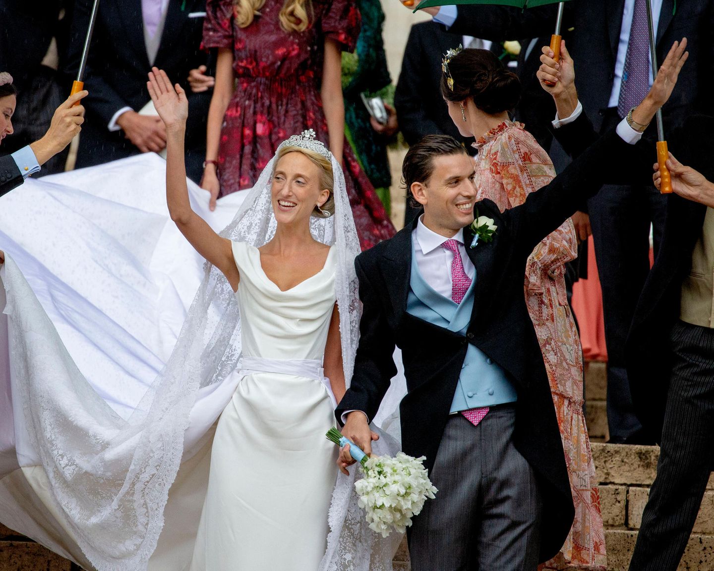 Prinzessin Maria Laura von Belgien und ihr Mann William Isvy winken ihren Hochzeitsgästen