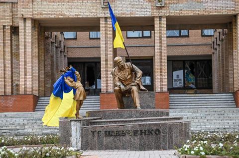Ukrainische Flaggen auf Statuen auf einem Platz in Balaklija
