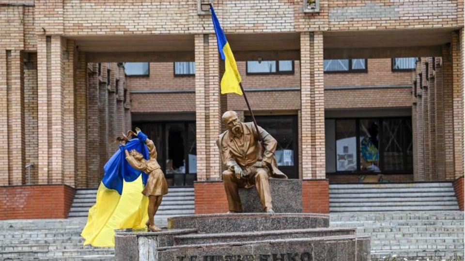 Ukrainische Flaggen auf Statuen auf einem Platz in Balaklija