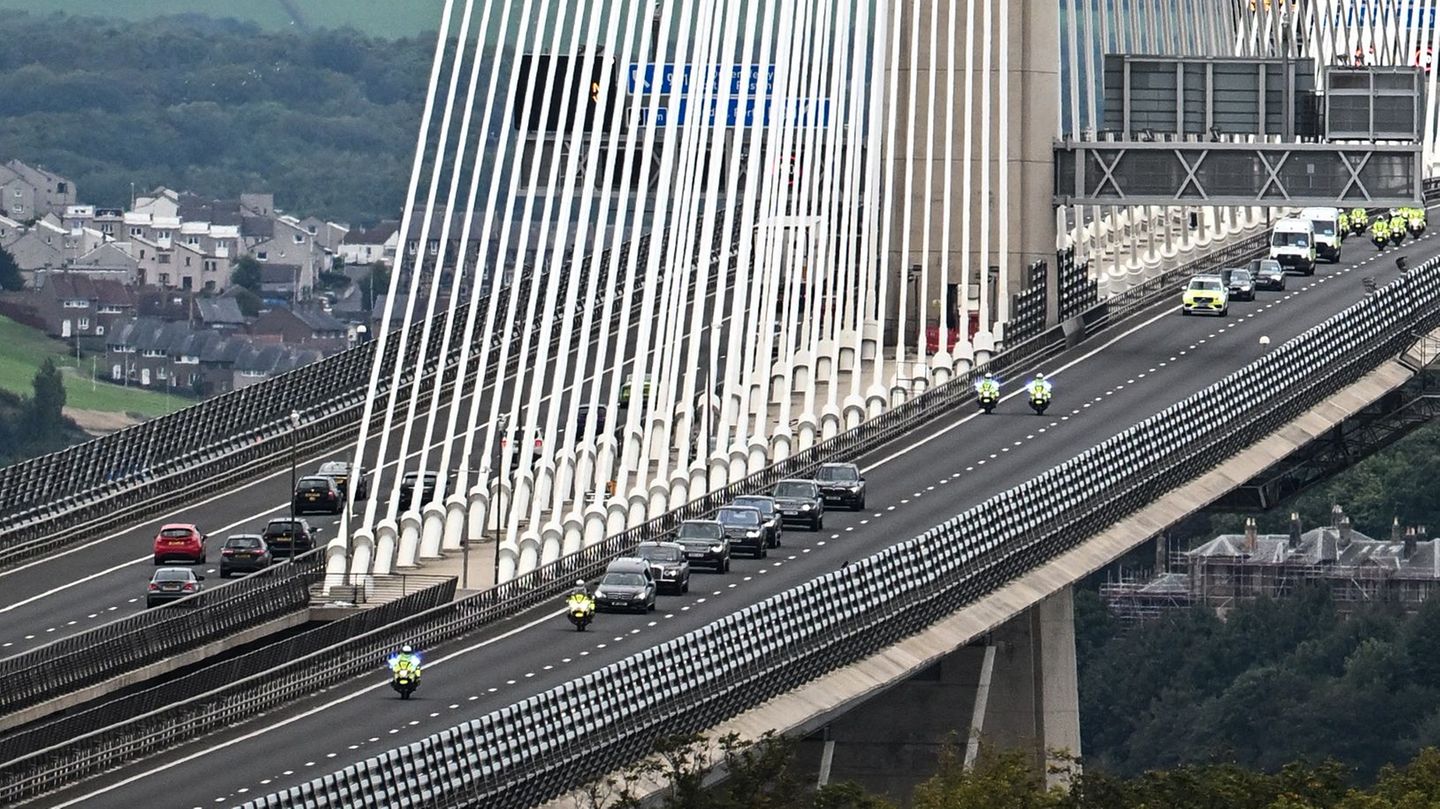 Am Nachmittag hat der Konvoi die Queensferry Crossing über den Firth of Forth  passiert.