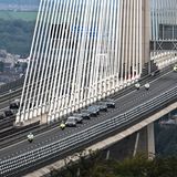 Am Nachmittag hat der Konvoi die Queensferry Crossing über den Firth of Forth  passiert.