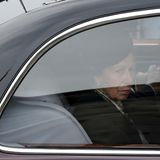 Für Prinzessin Anne war es eine harte Reise. Über mehr als sechs Stunden fuhr sie hinter dem Sarg ihrer Mutter her. Mit versteinerter Miene beobachtet sie die am Straßenrand stehenden Menschenmengen.