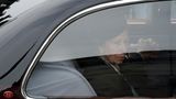 Für Prinzessin Anne war es eine harte Reise. Über mehr als sechs Stunden fuhr sie hinter dem Sarg ihrer Mutter her. Mit versteinerter Miene beobachtet sie die am Straßenrand stehenden Menschenmengen.