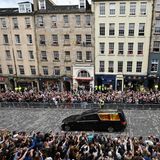 Gegen späten Nachmittag kam der Sarg der Queen in Edinburgh an. Hier wird er zum Holyrood Palast gefahren.