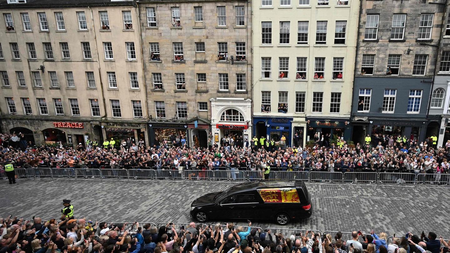 Gegen späten Nachmittag kam der Sarg der Queen in Edinburgh an. Hier wird er zum Holyrood Palast gefahren.