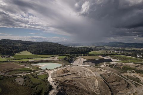 Eine Landschaft vor wolkenbedecktem Himmel