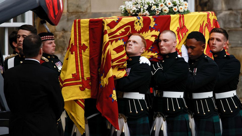 Der Sarg mit dem Leichnam der Queen wird in das Schloss Holyroodhouse getragen