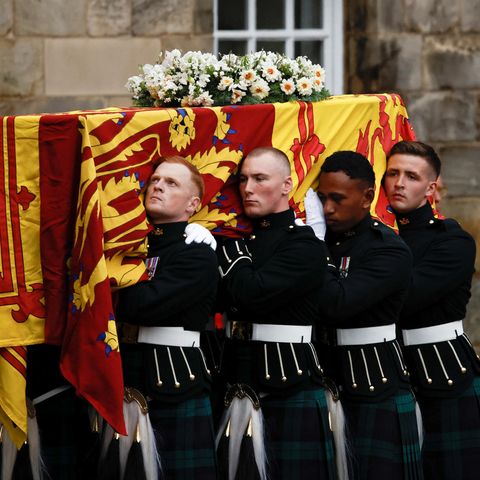 Der Sarg mit dem Leichnam der Queen wird in das Schloss Holyroodhouse getragen