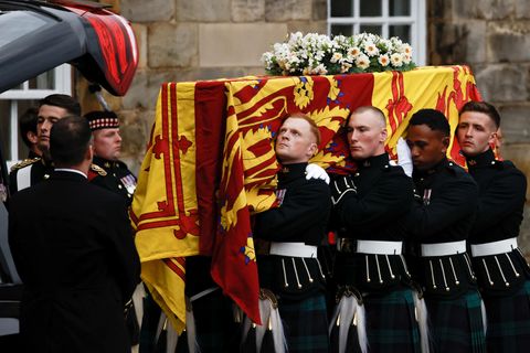Der Sarg mit dem Leichnam der Queen wird in das Schloss Holyroodhouse getragen