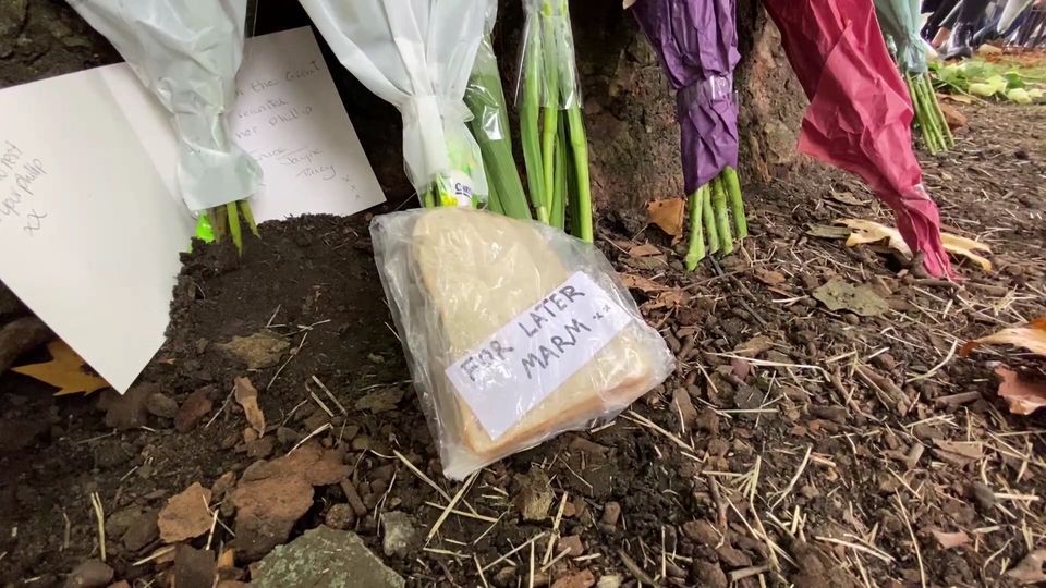 Trauer um Königin Elizabeth II.: "For later Ma'am" - "Für später, Ihre Majestät". Großbritannien verabschiedet sich auch auf britisch-eigenwillige Weise von der Königin. "For later Ma'am" - "Für später, Ihre Majestät". Großbritannien verabschiedet sich auch auf britisch-eigenwillige Weise von der Königin.