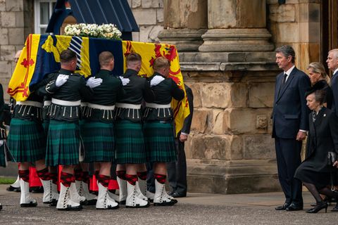 Als der Sarg der Queen ins Schloss Holyroodhouse getragen wird, macht Prinzessin Anne einen Knicks