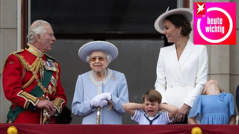 Der damalige Prinz Charles, Elizabeth II., Kate und zwei ihrer Kinder auf dem Balkon des Buckingham Palastes