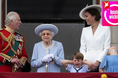Der damalige Prinz Charles, Elizabeth II., Kate und zwei ihrer Kinder auf dem Balkon des Buckingham Palastes